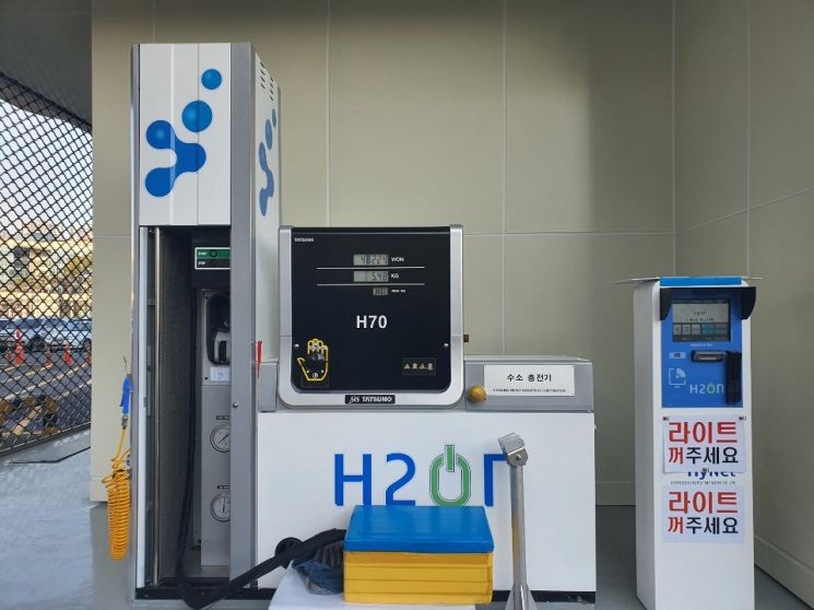 세종 수소충전소 충전시설. 시동을 끄고 주유구를 열면 수소 5.5kg(550km)을 가득 채우는데 정확히 5분이 걸린다. 이후 카드결제를 하면 된다.(사진=문채석 기자)