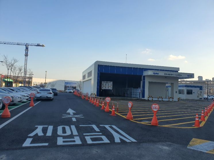 정부의 목표인 '2022년 310기 수소충전소 구축'을 달성하려면 이런 옥외주차장 시설까지 동원해야 할 판이라는 게 현장의 전언이다.(사진=문채석 기자)
