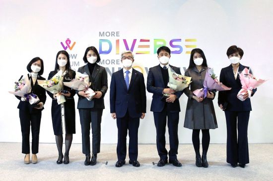 송용덕 롯데지주 부회장(가운데)이 롯데 와우포럼 수상자들과 10일 기념사진을 촬영하고 있다.