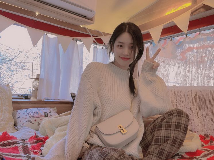 이유비, 크림 베이지 컬러 백