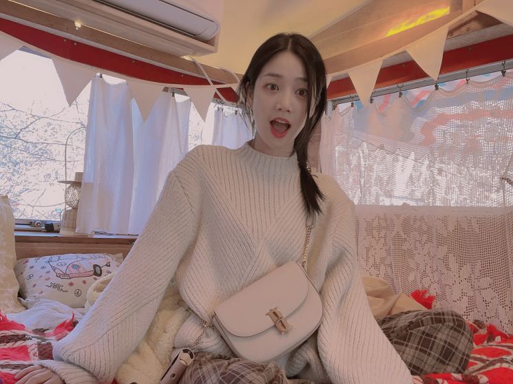 이유비, 크림 베이지 컬러 백