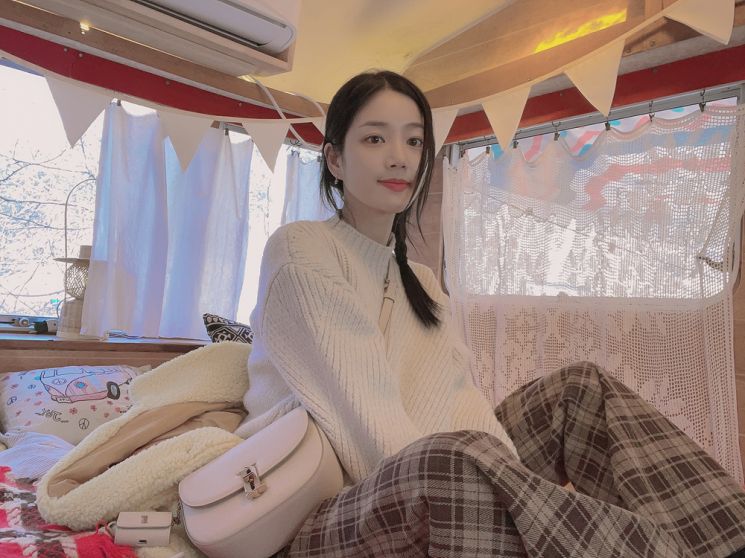 이유비, 크림 베이지 컬러 백