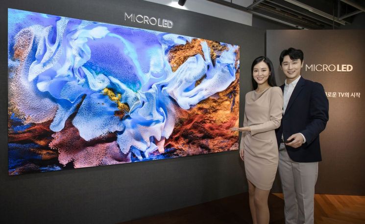 A Samsung Electronics model is introducing the new Micro LED TV at the Samsung Digital Plaza Gangnam Main Store in Nonhyeon-dong, Seoul.