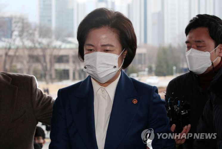 추미애 법무부 장관이 10일 오전 정부과천청사 법무부로 출근하고 있다. [이미지출처=연합뉴스]