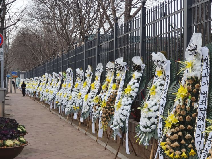 10일 오전 윤석열 검찰총장에 대한 징계위원회가 열리는 정부과천청사 앞 도로변에 조화가 늘어선 모습./최석진 기자