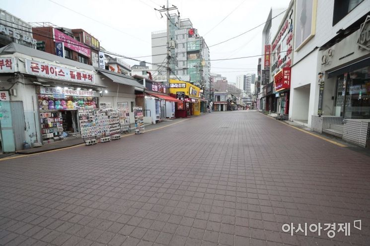 10일 서울 마포구 홍대 거리가 썰렁하다. 중앙방역대책본부는 이날 0시 기준 국내 신종 코로나바이러스 감염증(코로나19) 신규 확진자가 682명 늘어 누적 4만98명이라고 밝혔다. /문호남 기자 munonam@