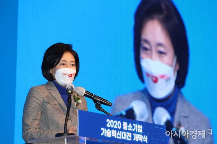 박영선 중소벤처기업부 장관이 10일 서울 강남구 임페리얼팰리스 두베홀에서 열린 '2020 중소기업 기술혁신대전 개막식'에서 축사를 하고 있다. /문호남 기자 munonam@