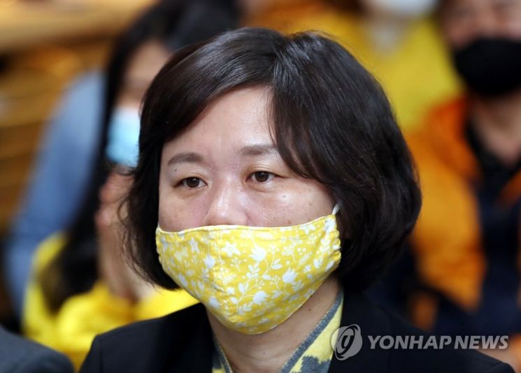 지난 4월15일 제21대 총선 당시 인천 연수을 정의당 이정미 후보가 인천시 연수구 자신의 선거사무소에서 방송사 출구조사 발표 결과를 보고 있다. 사진=연합뉴스