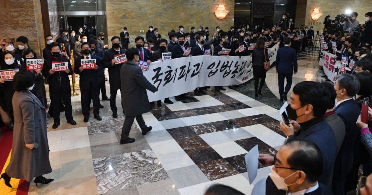 국민의힘 의원들이 10일 여의도 국회 본회의장 입구에서 본회의에 입장하는 더불어민주당 의원들을 향해 "위선정권 막장정치 민주당에 경고한다!" 등의 구호를 외치고 있다. [이미지출처=연합뉴스]