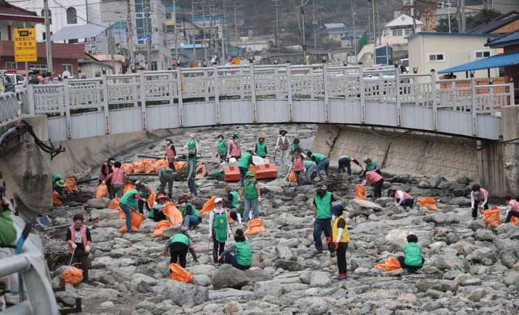 지난 9월9일 태풍 피해가 심한 경북 울릉도에서 주민들이 복구 작업을 하고 있다.