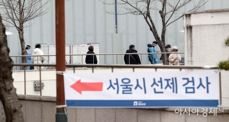 [포토]서울시 코로나19 선제검사소 찾은 시민들 