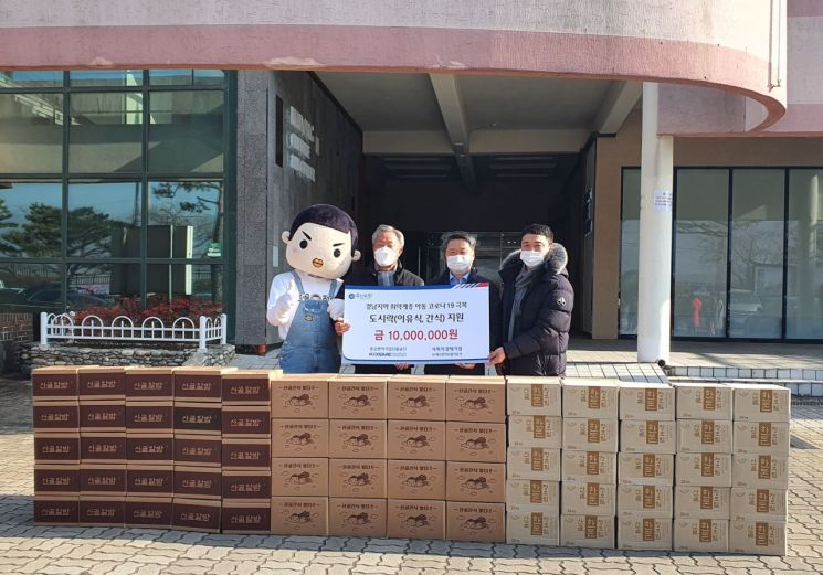 11일 중진공 취약계층 아동 도시락 전달식에서 김학도 중진공 이사장(가운데)이 기념 촬영을 하고 있다.