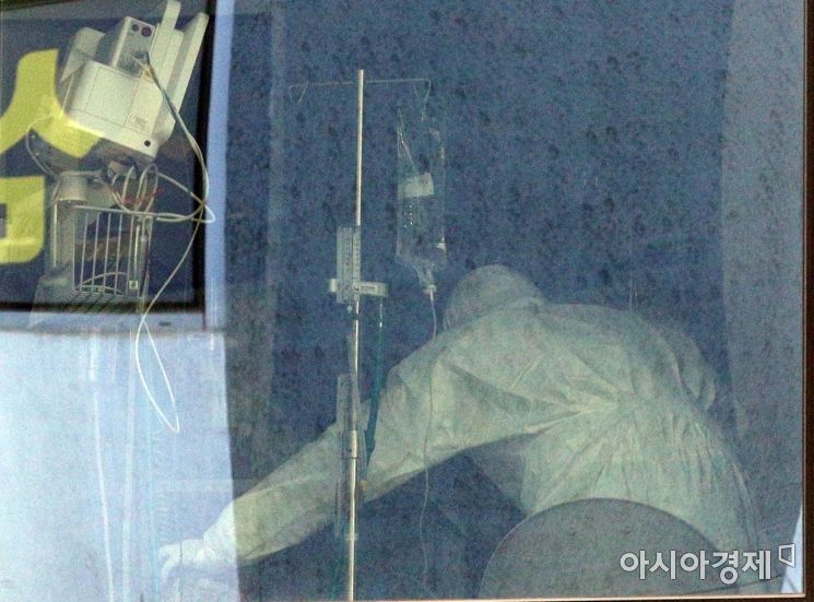 [포토] 음압관리병동, 분주한 의료진