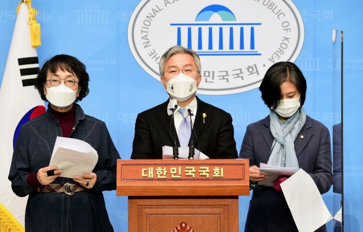 최강욱 열린민주당 대표가 지난 11일 국회 소통관에서 검찰청법-법원조직법 일부개정법률안 대표 발의 기자회견을 하고 있다. / 사진=연합뉴스