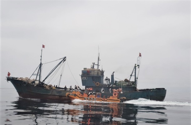 목포해경 3015함 대원들이 무허가 불법조업을 하는 중국어선에 등선해 검문검색을 실시하고 있다. (사진=목포해양경찰서 제공)