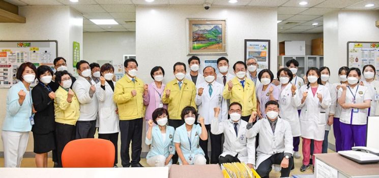정세균 국무총리가 목포시의료원을 방문해 의료진과 사진을 찍었다. (사진=목포시 제공)