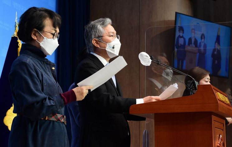 11일 국회 소통관에서 기자회견을 하고 있는 최 대표. / 사진=연합뉴스