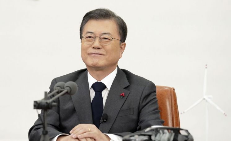 문재인 대통령이 10일 오후 청와대 본관 집무실에서 '2050 대한민국 탄소중립 비전'을 선언하는 연설문을 생방송으로 발표하기에 앞서 미소를 짓고 있다. / 사진=연합뉴스
