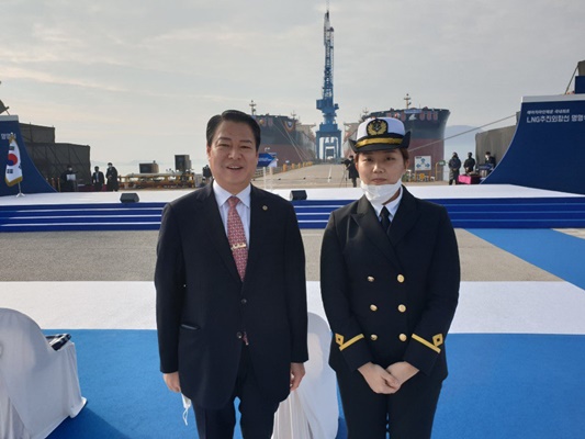 (좌측)박성현 목포해양대학교 총장이 명명식에 참석해 대모 역할을 맡은 유예림 양에게 축하와 격려를 했다. (사진=목포해양대학교 제공)
