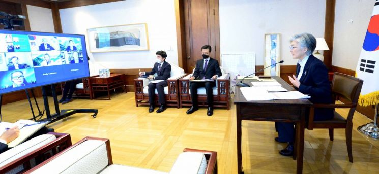 강경화 장관 "복잡한 정세에 美 새 행정부와 긴밀 협력…'한반도 평화' 시급한 동맹 과제"(종합)