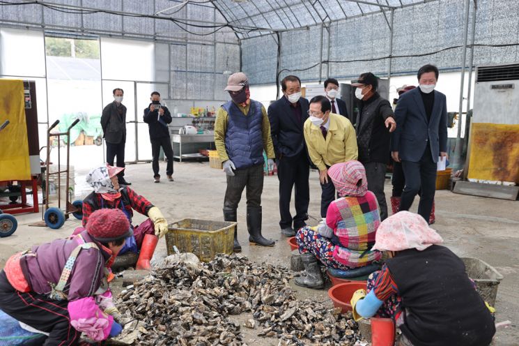 송귀근 고흥군수, 굴 작업장 방문 어업인 격려