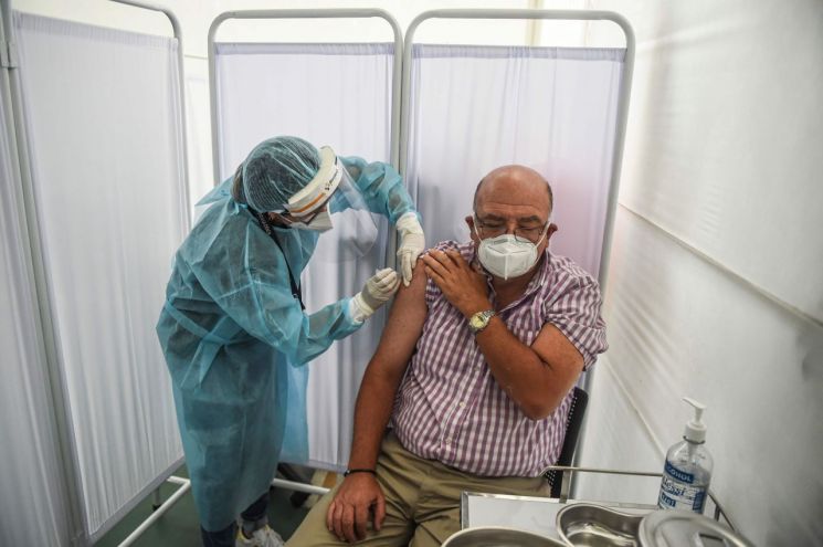 페루 수도 리마의 카예타노 에레디아 대학 임상연구센터에서 9일(현지시간) 한 의료인이 임상시험 자원자의 팔에 중국 시노팜이 생산한 신종코로나바이러스감염증(코로나19) 백신을 접종하고 있다. [이미지출처=연합뉴스]