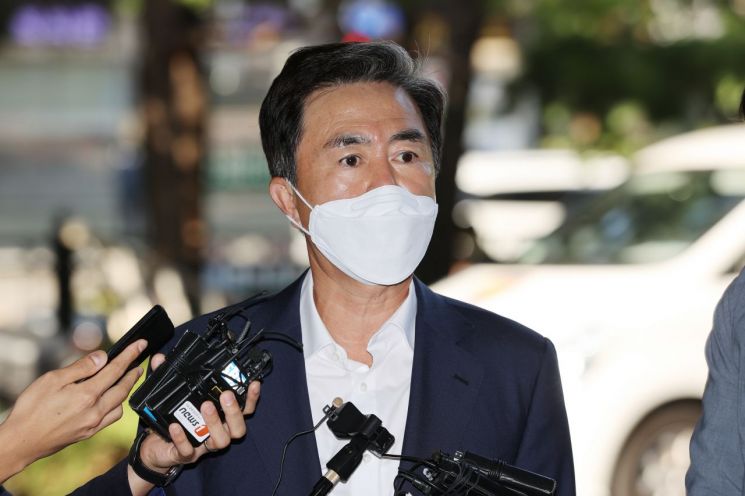 20대 국회 패스트트랙(신속처리안건) 충돌 사태로 재판에 넘겨진 김태흠 국민의힘 의원이 21일 오후 서울 양천구 남부지법에서 열린 첫 공판에 출석하기 앞서 취재진의 질문에 답하고 있다. [이미지출처=연합뉴스]