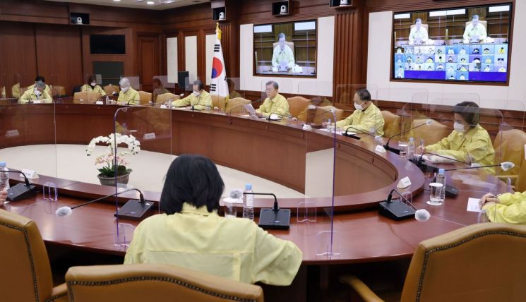 文대통령 "거리두기 3단계 격상도 검토…중대한 국면"(상보)