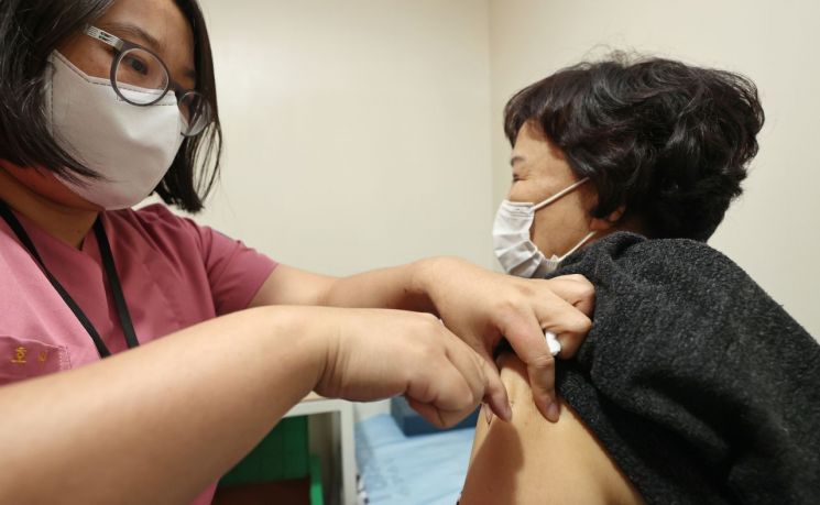 서울 영등포구의 한 병원에서 60대 시민이 무료 독감 백신 예방접종을 받고 있다. [이미지출처=연합뉴스]