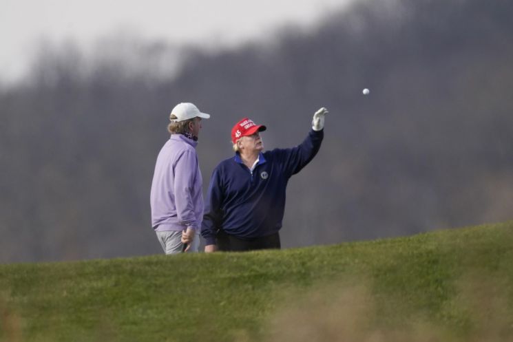 도널드 트럼프 미국 대통령이 골프를 즐기고 있다. [이미지출처=AP연합뉴스]