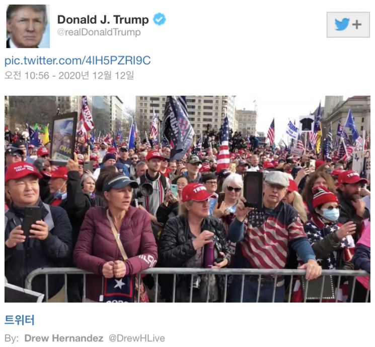트럼프 미국 대통령이 올린 영상에서 빨간 모자를 쓴 민경욱 전 미래통합당(현 국민의힘) 의원의 모습이 보인다. 사진=도널드 트럼프 미국 대통령 트위터 캡쳐