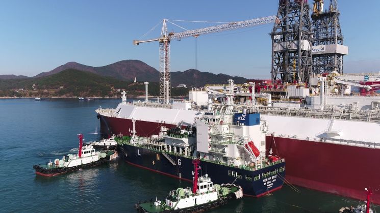 아시아 최초의 액화천연가스(LNG) 벙커링 겸용 선박인 'SM 제주 LNG 2호선'이 선박 간(STS) 선적 실증 테스트를 하는 모습.(사진제공=한국가스공사)