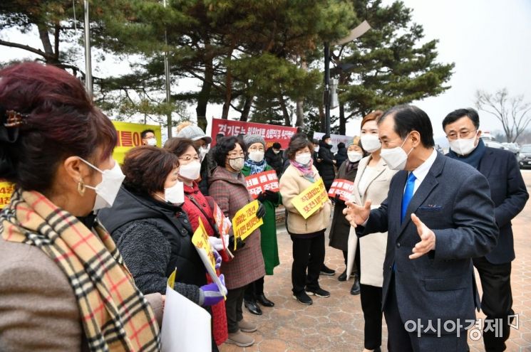 박윤국 포천시장(사진 오른쪽)이 주민공청회를 반대하는 주민들과 대화하고 있다. [포천시 제공]