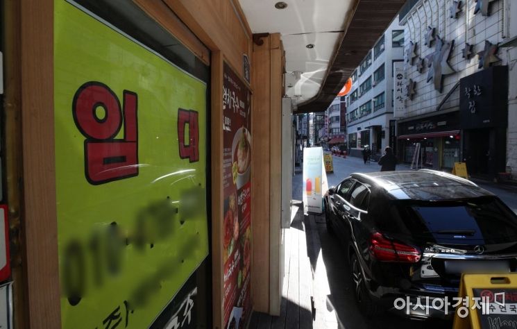 국내 신종 코로나바이러스 감염증(코로나19) 확산세가 지속되고 있는 가운데 서울 시내의 한 음식거리에 자리한 음식점에 임대 안내문이 붙어 있다./김현민 기자 kimhyun81@