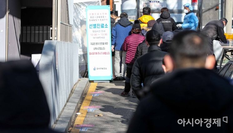 강서구 한 교회에서 신종 코로나바이러스감염증(코로나19) 집단감염이 발생한 14일 서울 강서구보건소에 마련된 선별진료소를 찾은 시민들이 검사를 받기 위해 대기하고 있다./강진형 기자aymsdream@