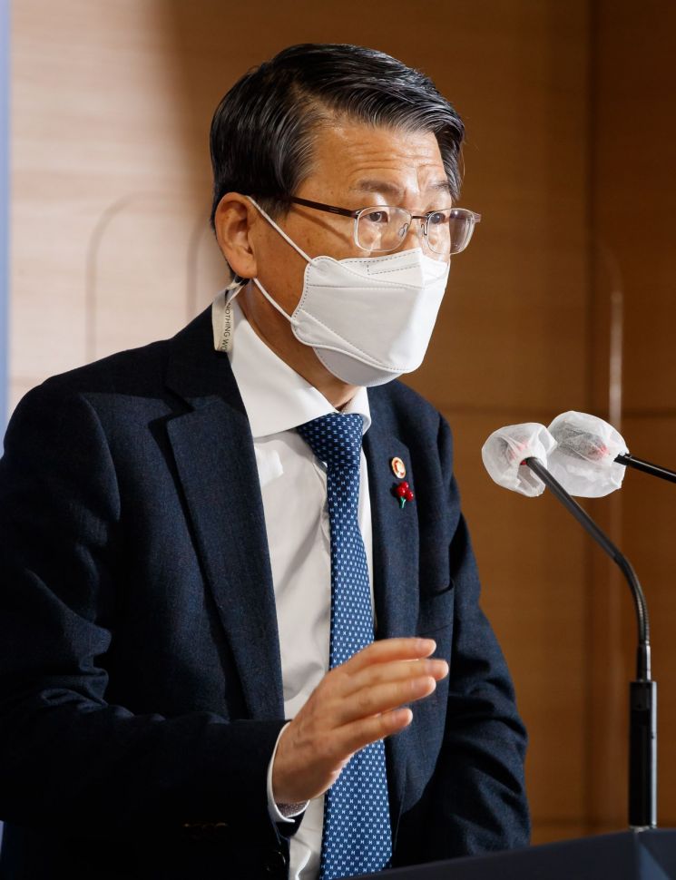 은성수 금융위원장이 14일 서울 종로구 정부서울청사 합동브리핑실에서 송년 기자간담회를 열어 질문에 답변하고 있다.