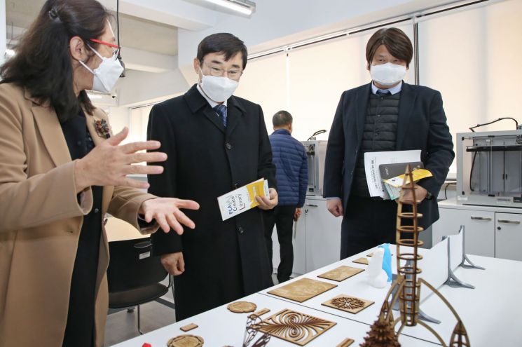 이동진 도봉구청장(가운데)가 덕성여대 플랭크 시설을 방문, 관계자로부터 설명을 듣고 있다.