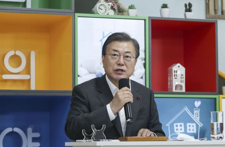 문재인 대통령이 지난 11일 오전 경기 화성시 LH 임대주택 100만호 기념단지인 동탄 공공임대주택에서 열린 '살고 싶은 임대주택' 보고회에 참석해 발언하고 있다. / 사진=연합뉴스