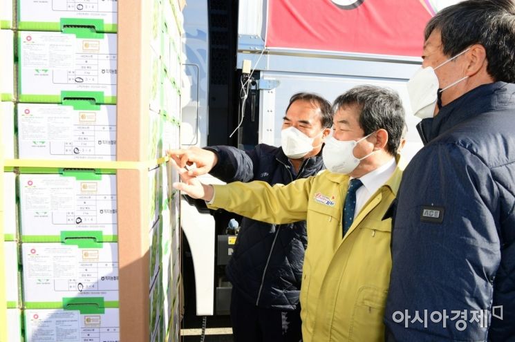 김충섭 시장이 14일 베트남 수출길에 오르는 샤인머스켓 선적 상태를 점검하고 있는 모습.