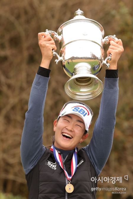 김아림이 지난달 US여자오픈에서 우승한 뒤 트로피를 들고 환하게 웃고 있는 모습이다.