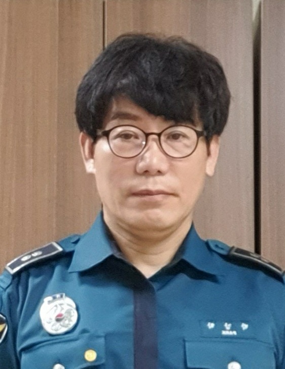 퇴근길에 차량화재를 목격하고 차 안에 쓰러져 있던 운전자를 구해 LG의인상을 수상한 박강학 부산강서경찰서 경감.

[사진제공=LG복지재단]