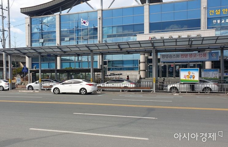 '첫눈이 내리는 날' 안동역은 신청사에서 … 90년 옛 청사 역사속으로