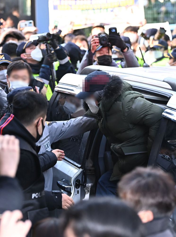 지난 2020년 12월 12일 형기를 마치고 출소한 아동 성범죄자 조두순. 이날 경기도 안산시에 위치한 조두순 자택 앞에는 분노한 시민들이 몰려들었다. [이미지출처=연합뉴스]