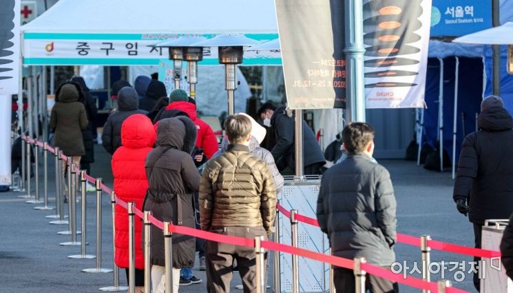 신종 코로나바이러스감염증(코로나19) 신규 확진자가 880명 발생한 15일 서울역 광장에 마련된 임시 선별검사소를 찾은 시민들이 검사를 받기 위해 대기하고 있다./강진형 기자aymsdream@