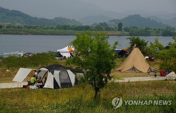 시민들이 한 야영지에서 캠핑을 즐기고 있다. 사진은 기사 중 특정표현과 무관함. 사진=연합뉴스