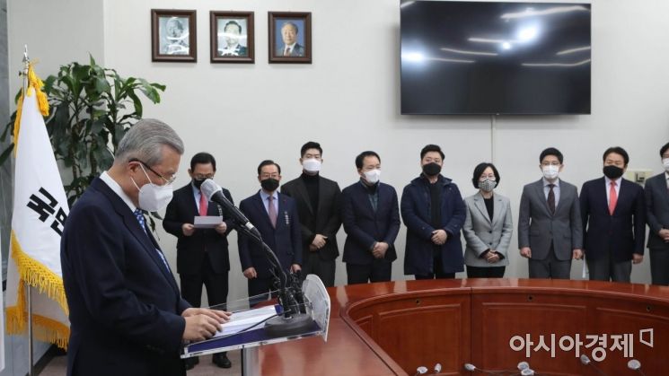 김종인 국민의힘 비대위원장이 15일 국회에서 대국민사과를 하고 있다./윤동주 기자 doso7@