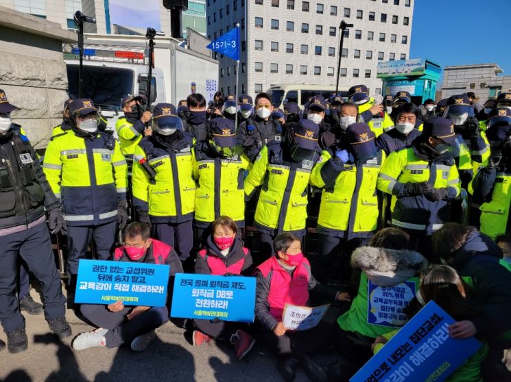 15일 서울학비연대는 서울교육청 앞에서 조희연 서울시교육감의 면담을 요구하고 있다. 학비연대 관계자들은 "선거 땐 얘기 들어준다 해 놓고 나몰라라 하는 것이냐"며 목소리를 높였다. (사진=공병선 기자)