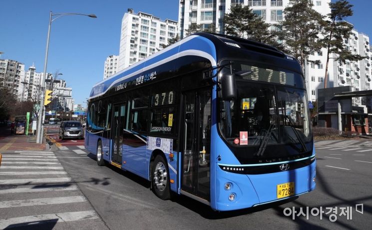 친환경 수소버스가 15일 서울 강동구의 한 정거장을 지나고 있다. 서울시는 이날 대원여객이 운영하는 370번 노선에 친환경 수소버스 1대를 투입한 데 이어 오는 22일 3대를 추가한다. 수소버스는 주행할 때 공기 중 미세먼지가 포함된 산소가 버스 내부로 들어가 수소와 결합해 오염물질이 99.9% 제거된 깨끗한 물만 배출한다. 반면 질소산화물과 같은 오염물질이나 이산화탄소 등 온실가스는 배출하지 않아 가장 완벽한 친환경 교통수단이라는 평가를 받는다./김현민 기자 kimhyun81@
