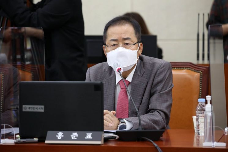 홍준표 무소속 의원이 22일 "전 정권과 역사를 단절시키면서까지 집권을 꿈꾸는 것은 위선이고 기만"이라고 비판했다. [이미지출처=연합뉴스]