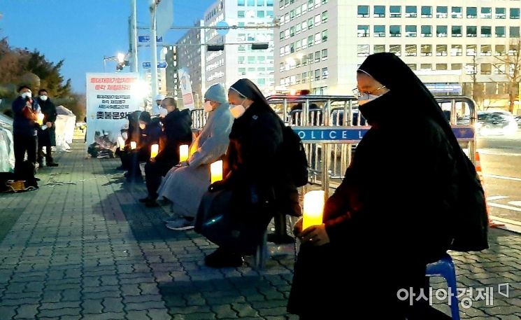 14일 오후 서울 여의도 국회의사당 앞 '중대재해 기업처벌법'통과를 위한 단식농성장 앞에서 열린 촛불집회. 사진=한승곤 기자 hsg@asiae.co.kr.